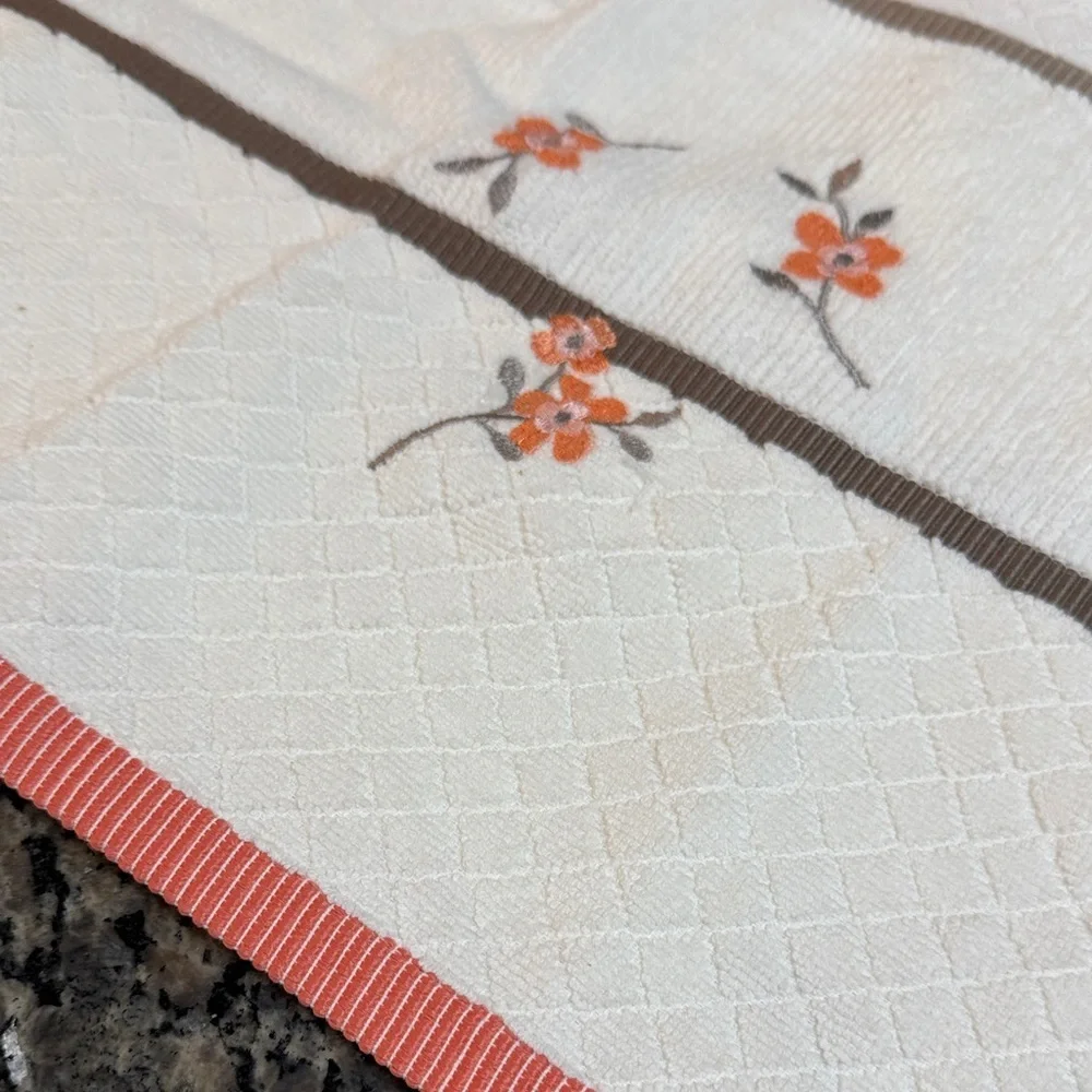Kohl's Coral and White floral Embroidered Bath Towel set NWT